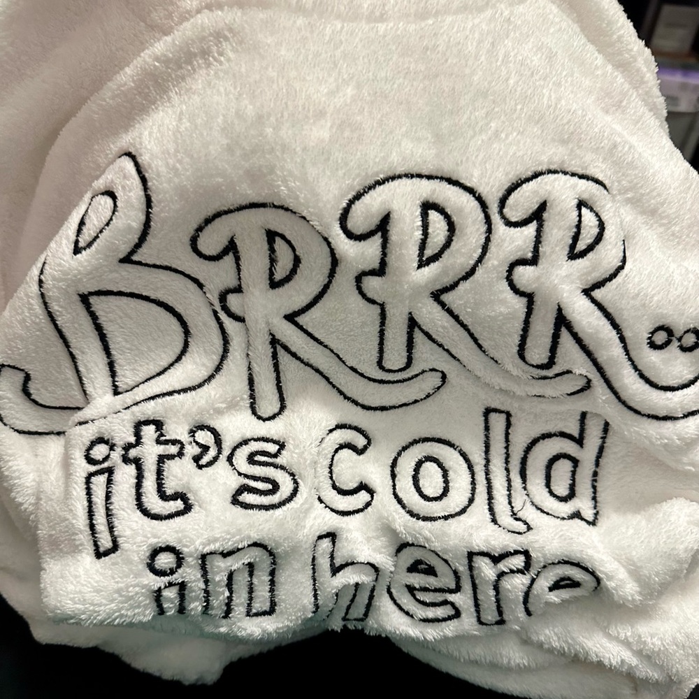 Cocus Pocus BRRRR IT'S COLD IN HERE BATHROBE NEW - Picture 7 of 11